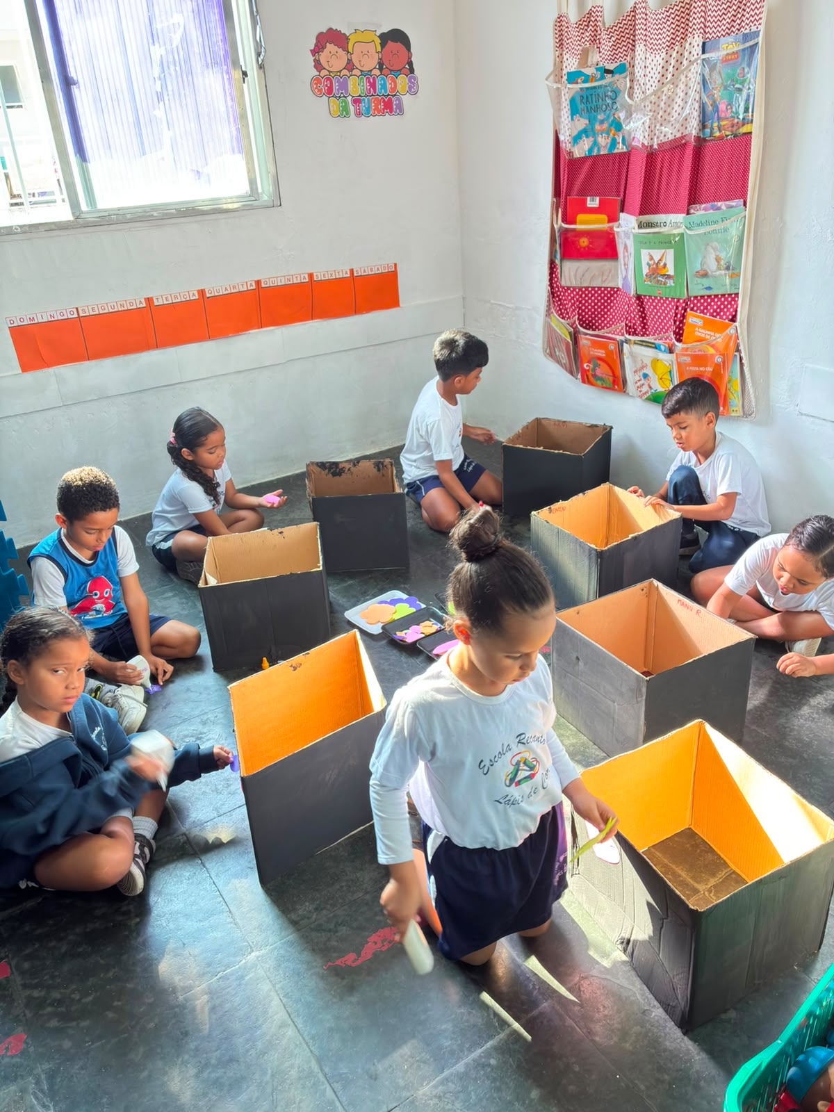 Atividade de arte e criatividade na Escola Recanto Lápis de Cor — registro 16
