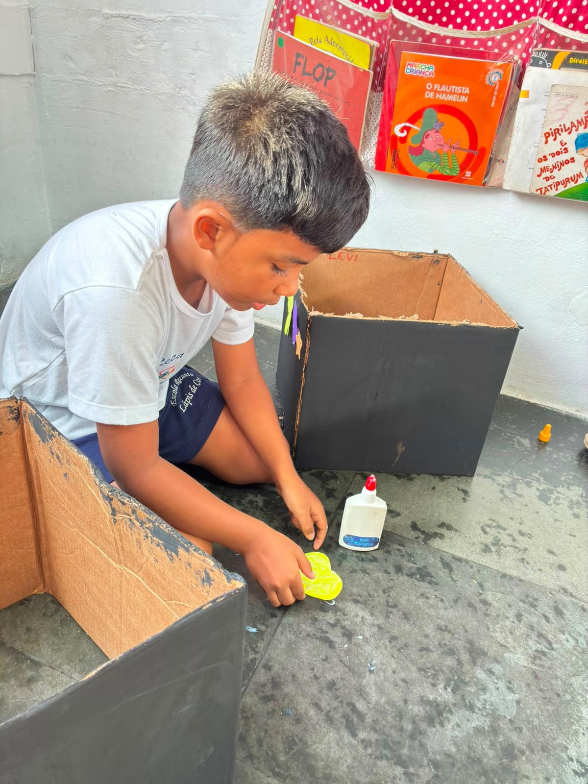 Atividade de arte e criatividade na Escola Recanto Lápis de Cor — registro 15