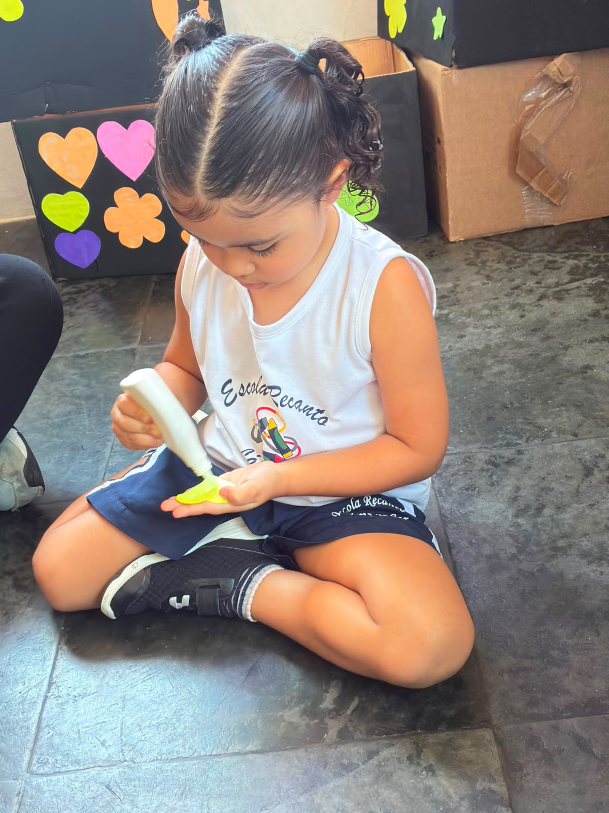 Momento de aprendizagem e brincadeira na Escola Recanto Lápis de Cor — registro 1